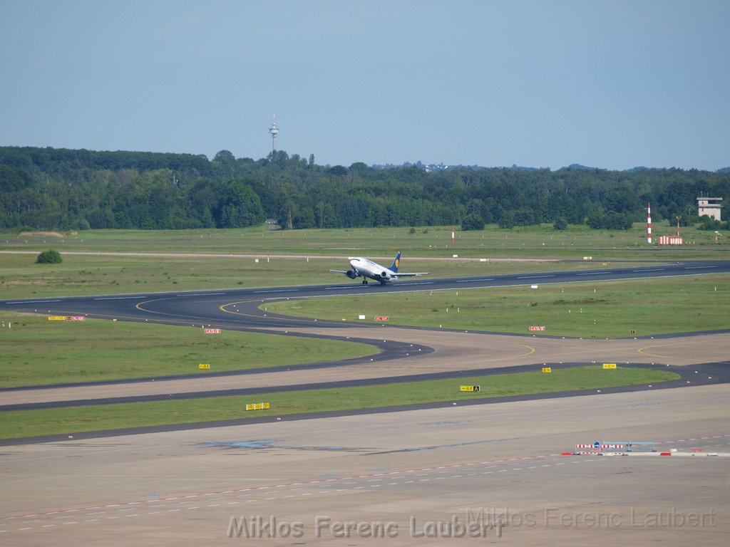 Lufthansa Airbus A 380 zu Besuch Flughafen Koeln Bonn P048.JPG